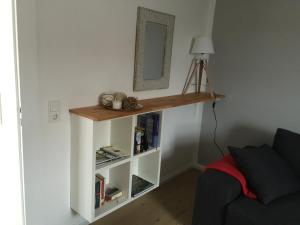 un estante en la esquina de una habitación con sofá en SEELIG`S en Weinsheim