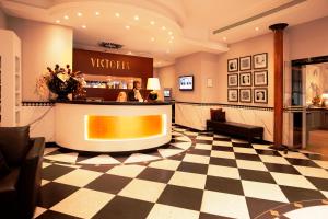 un hall avec un comptoir de vittoria dans un magasin dans l'établissement Hotel Victoria, à Francfort-sur-le-Main