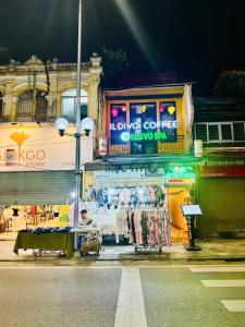 Supermarket nebo jiné obchody v  hostelu nebo okolí