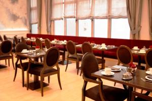 Um restaurante ou outro lugar para comer em Hotel Victoria