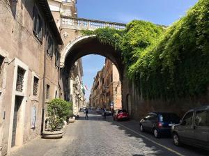 une arche au-dessus d'une rue avec des voitures garées dans l'établissement Monserrato Historical by Campo de' Fiori, à Rome