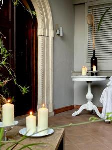 ein Tisch mit Kerzen darauf neben einem Tisch mit einem Tisch mit einer Bank in der Unterkunft Villa Atlantica B&B in Manerbio