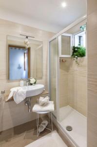 a bathroom with a sink and a shower at Laguna724 in Venice