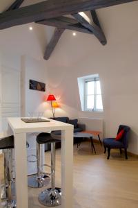 uma cozinha e sala de estar com mesa e cadeiras em Git'Appart au bord de Loire em Tours