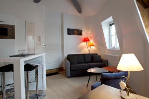 uma sala de estar com um sofá e uma mesa em Git'Appart au bord de Loire em Tours