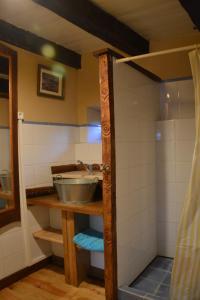 Baño pequeño con lavabo y lavabo en El oso burlón, en La Viliella