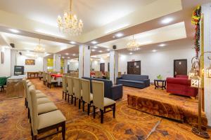 a lobby with chairs and a waiting room at Yahobhoomi Hotel Tashree Dwarka Sector 23 in New Delhi