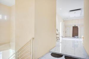 メダンにあるOYO 94680 Ralica Residenceのギャラリーの写真 +27枚の写真