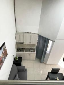 a kitchen with a stove and a couch in a room at Departamento #2 Aeropuerto Toluca in Toluca +8 photos
