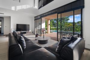 Posezení v ubytování 5 Bdr 18 meter Pool villa in Laguna Phuket