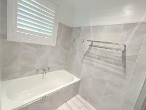 Koupelna v ubytování Comfortable Single Room in Baulkham Hills Home - BH4