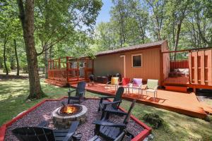 Afbeelding uit fotogalerij van Cozy Mountain Cabin- Near Lake & Pet-friendly in East Stroudsburg