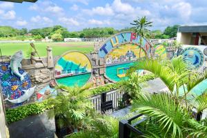 um parque aquático interior com um escorrega aquático em Hotel Yorio Inn em Tuxpan de Rodríguez Cano
