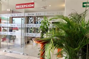 uma loja com portas de vidro e plantas em Hotel Yorio Inn em Tuxpan de Rodríguez Cano mais 37 fotografias