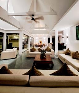 Posezení v ubytování Villa Nirvana Luxury Secluded Villa Taling Ngam with 6 staff