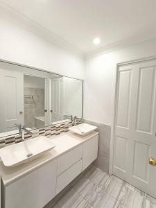 Koupelna v ubytování Comfortable Queen Room in Baulkham Hills - BH2