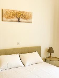 アマウディアにあるAnemoessaの壁に絵が飾られたベッドのある寝室 +12枚の写真