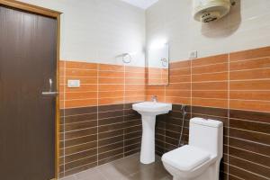 Ένα μπάνιο στο Hotel O Mall Road Near Gurudwara Manali Formerly Green View