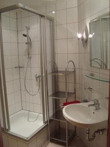 Ett badrum på Ferienhaus Kahr Appartment Roßbrand