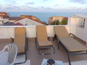 un balcone con sedie e vista sull'oceano di Samaya a Eforie