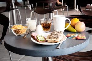 Makanan di atau berdekatan hotel