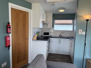 Kuchyň nebo kuchyňský kout v ubytování Beach Cottage 33, Just a Short Stroll to the Beach + 5 fotografií