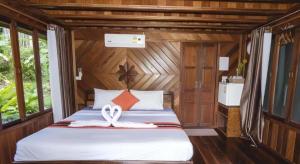 River View Resort At Chaewlan客房内的一张或多张床位