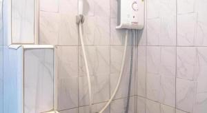 baño con teléfono en la pared en Thongsuk Mini Resort, en Pran Buri 36 fotos más