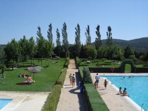 Hotel Rural La Cimbarra في Aldeaquemada: مجموعة من الناس واقفين حول مسبح