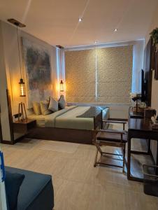 a bedroom with a large bed and a window at The Green Door in Ella