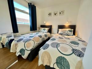 Postel nebo postele na pokoji v ubytování Beach Cottage 43, A stone's throw from the sea