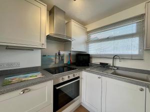 Kuchyň nebo kuchyňský kout v ubytování Beach Cottage 43, A stone's throw from the sea