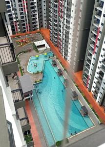 eine Draufsicht auf einen Swimmingpool in einem Mehrfamilienhaus in der Unterkunft Nara Nook Homestay Bangi in Kajang