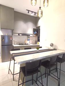 eine Küche mit einer großen Insel in der Mitte in der Unterkunft Nara Nook Homestay Bangi in Kajang