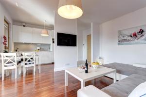 Televízia a/alebo spoločenská miestnosť v ubytovaní Dom & House - Apartamenty Nadmorski Dwór + 37 fotografií