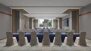 a conference room with a long table and chairs at 保山嘉悦兰庭万信至格酒店 in Baoshan