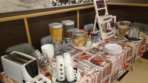 une table avec un tissu de table et de la nourriture dans l'établissement Hostal Santa Clara, à L'Estartit