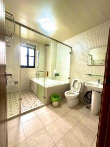 łazienka z prysznicem, toaletą i umywalką w obiekcie Cian Yuan B&B w mieście Yujing