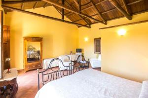 Un pat sau paturi într-o cameră la Feudo di Villa Anticaglia