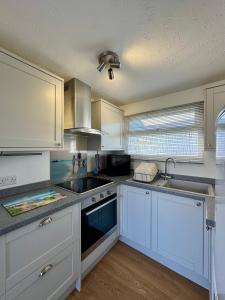 Kuchyň nebo kuchyňský kout v ubytování Beach Cottage 43, A stone's throw from the sea