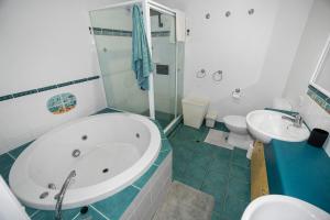 Un baño con bañera, lavabo e inodoro. en Seaside Tee Time, en Elliott Heads 31 fotos más