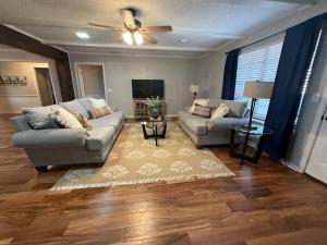 Una sala de estar con dos sofás y un televisor. en Cozy Cul de sac 4 bed 2 bath, en Amarillo