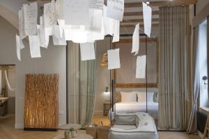 ブィドゴシュチュにあるApartamenty M22のベッドがあり、天井からたくさんの紙がぶら下がっている寝室