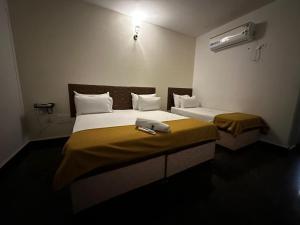 Postel nebo postele na pokoji v ubytování MPS Sai Palace