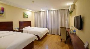 Μια τηλεόραση ή/και κέντρο ψυχαγωγίας στο GreenTree Inn Taizhou Gaogang District Business Hotel