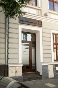 ブィドゴシュチュにあるApartamenty M22の看板が掲げられた建物のドア