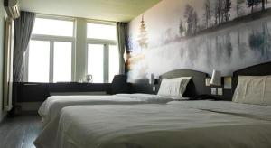 une chambre avec deux lits et une grande fenêtre dans l'établissement 7 Days Inn Qingdao Liaoyang West Road Xinye Plaza Metro Station, à Qingdao 122 autres photos