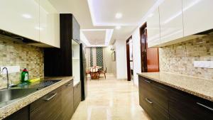 ニューデリーにあるOlive Service Apartments - Green Parkのシンクとカウンタートップのあるキッチン