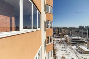 エカテリンブルクにあるAlyans Apartment on Shvartsaの建物の横からの眺め