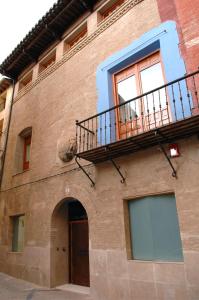un edificio con un balcón en el lateral. en La Merced de la Concordia, en Tarazona de Aragón